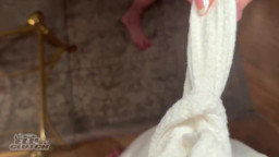 Elly Clutch - She Came So Hard That She Started Sobbing Hard